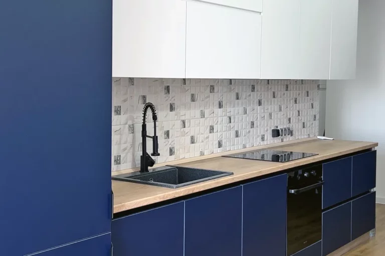 kitchen in blue and white colors, equipped with appliances